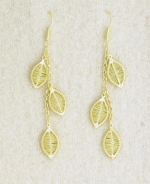 A pair of earrings with three little dangling gold leaves each. A classic piece perfect with any delicate Compositions silk jersey.

100% Gold Plated
Measurements: 6
