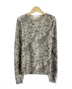 Compositions' silk cotton cashmere jewel neck sweater is a beautifully designed fine knt top that is ideal for the fall and winter seasons. The tone-on-tone floral prints sweater gives a suble and an elegant look. The gradation of the colors allow you to match this fine knit floral sweater easily with many gray or black jackets, skirts and pants that you might already have. You'll love our floral knit sweater for its elegant prints, luxurious look, and flattering fit. This pullover is perfect for dressing up as well as for dressing casually and comfortably. Hand-wash or dry clean for best results.

DISPLAY PICTURE COLOR: GRAY prints