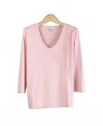 Composition's 100% tussah silk v-neck 3/4 sleeve sweater is simple yet elegant with its asymmetrical design. Our soft and comfortable top is great for all occasions and is a must-have for all seasons. Hand wash or dry clean for best results.

Display Picture Color: PINK FOREST