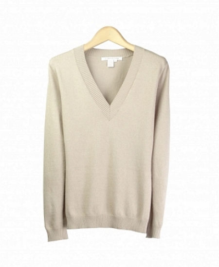 V-Neck long sleeve silk/cotton/cashmere sweater. You'll love this sweater for its comfort, luxurious look, and versatility. This top is an all year round must-have. Hand-wash or dry clean for best results.

Display Picture Color: Taupe
