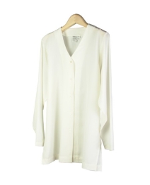 Our washable 100% crepe-de-chine silk shirt is nicely shaped, light weight, and drapes beautifully.  With its tunic length and side slits, this top has a relaxed fit and look.  It is 27"-28.5" long, and would work perfectly with leggings.  Machine wash or dry clean for best results.   

Available in 11 colors: Banana, Black, Celery, Dusty Rose, Ivory, Navy, Peach, Plum-Bean Royal, Turquoise and White.

Display Picture Color: WHITE 