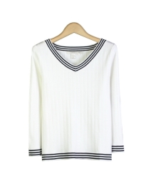 This silk nylon V-neck 3/4 sleeve knit sweater is tightly knit and has a smooth texture that allows good draping and provides great comfort. Easy to match with jackets and bottoms. Hand wash cold or dry clean for the best results.

DISPLAY PICTURE COLOR: WHITE/BLACK