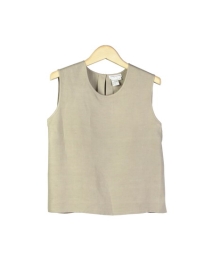 This washable woven silk linen open neck tank top is regular fit and 21