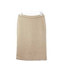 This silk/cotton jacquard knit skirt is perfect for all occasions. The mini-houndstooth jacquard gives you a sophisticated look. This skirt is soft and comfortable and is easy to match with jackets and tops. 3 beautiful colors available for this jacket: Black/Ivory, Brown/Taupe, and Camel/Ivory.

This knit skirt is 25