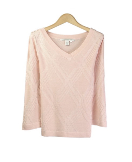 This V-neck 3/4 sleeve sweater is a luxurious top made from 100% silk. Our pullover is ideal to wear for all occasions. Hand wash or dry clean for best results.

Available in 5 colors: Black, Bone, Ocean, Pink, and White.

Display Picture Color: PINK