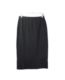 This ladies' viscose nylon knit skirt is a classic, perfect for all occasions. The skirt is 26