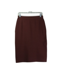 This ladies' viscose nylon knit skirt is a classic, perfect for all occasions. The skirt is 26